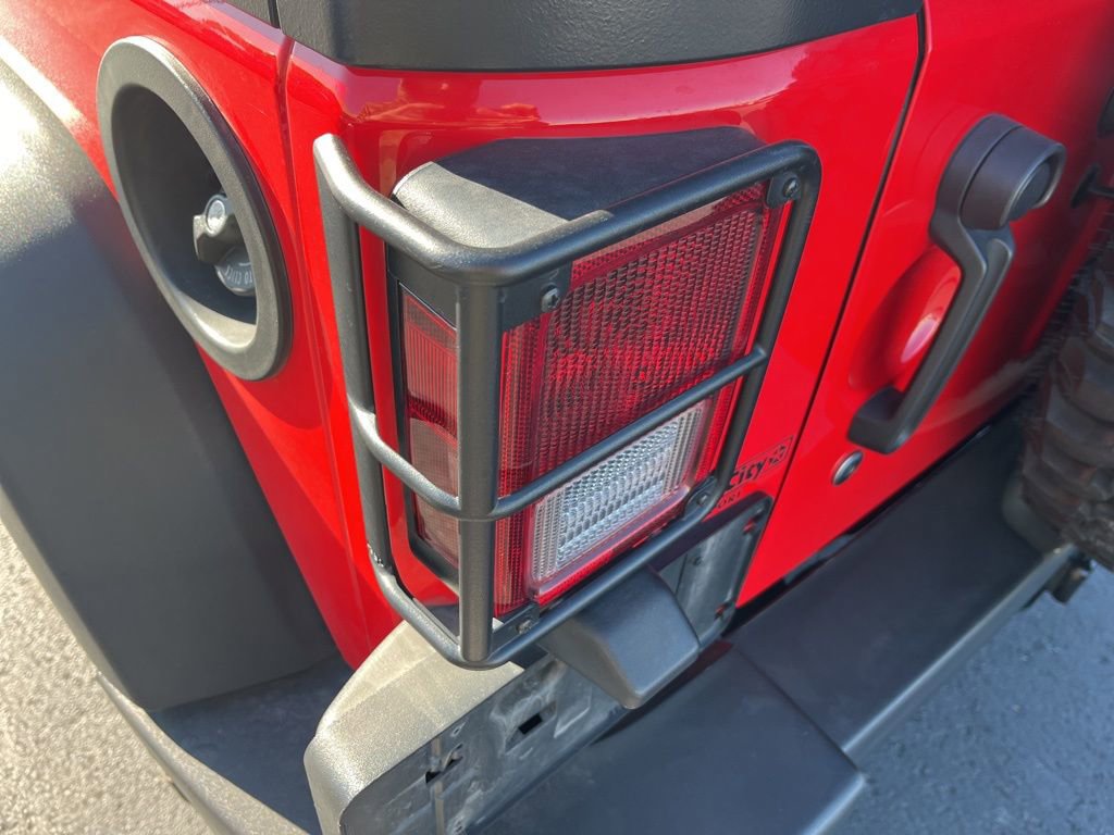 Used 2017 Jeep Wrangler Unlimited Rubicon w/ Connectivity Group image 19