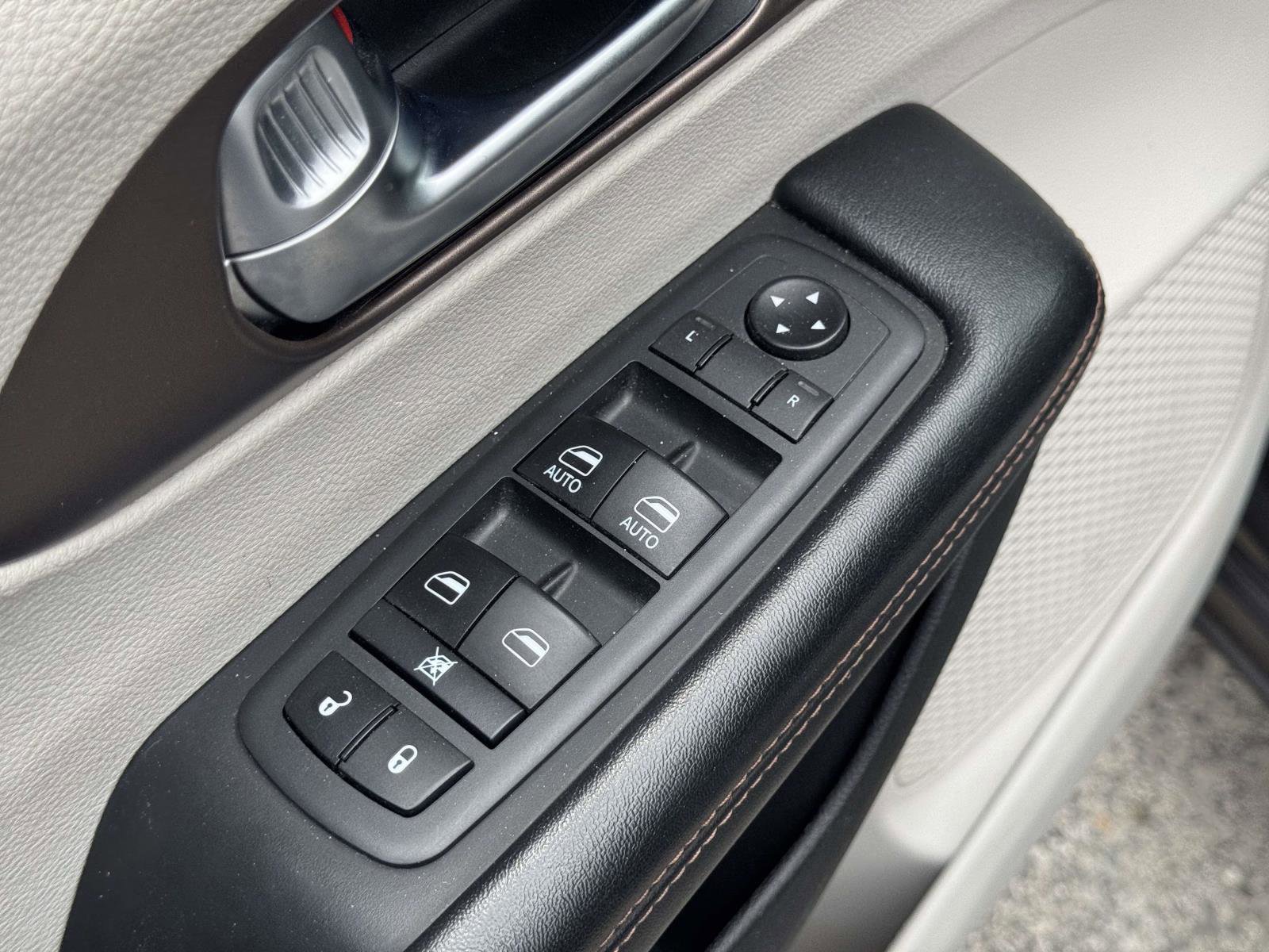 Used 2019 Chrysler Pacifica Touring-L FWD image 14