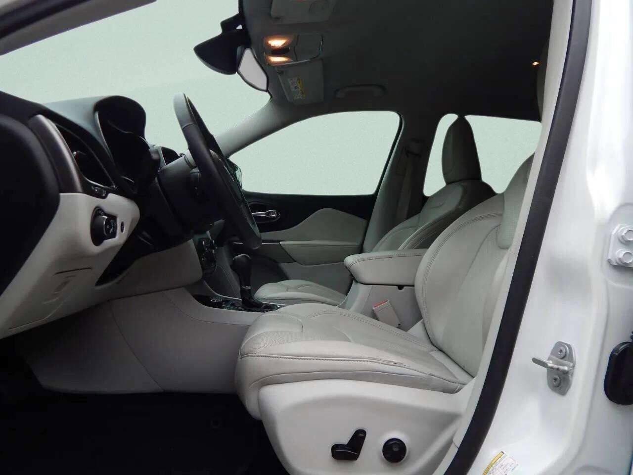 Used 2020 Jeep Cherokee Limited w/ Technology Group image 11