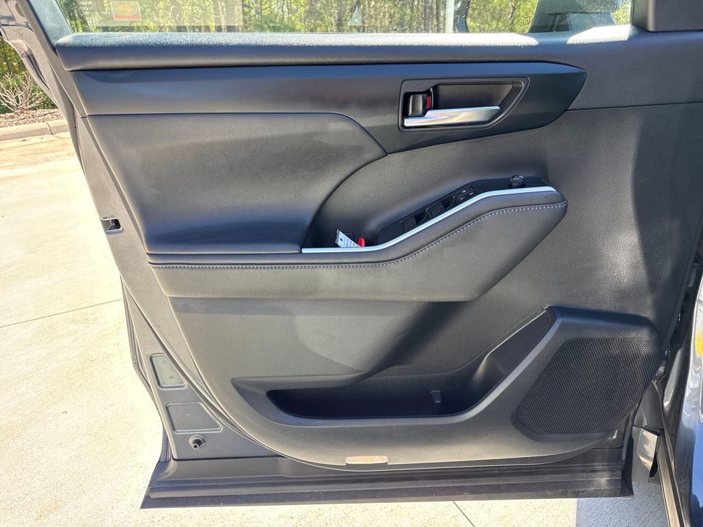 Used 2020 Toyota Highlander XLE image 14