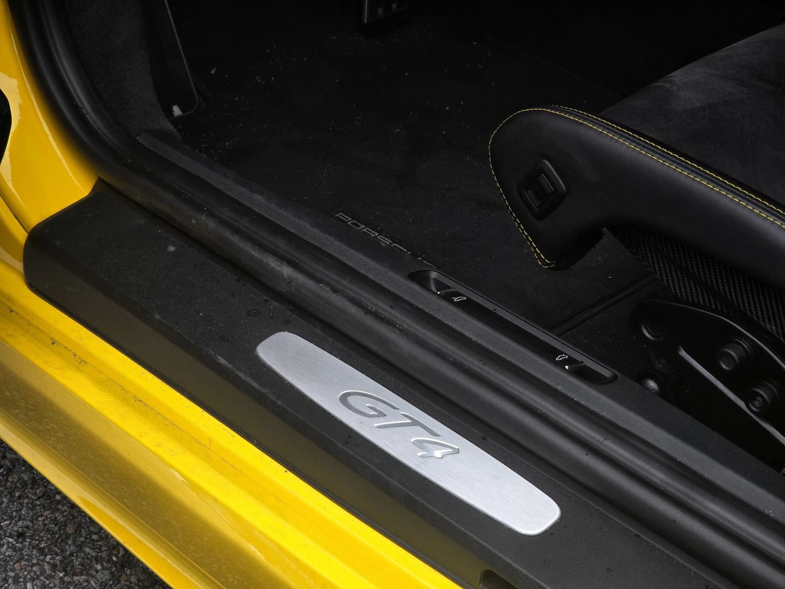 Used 2020 Porsche 718 Cayman GT4 RWD image 38