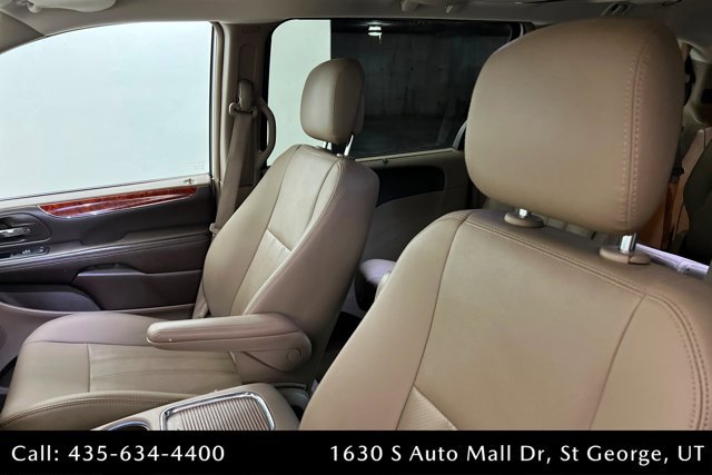 Used 2016 Chrysler Town & Country Touring-L FWD image 16