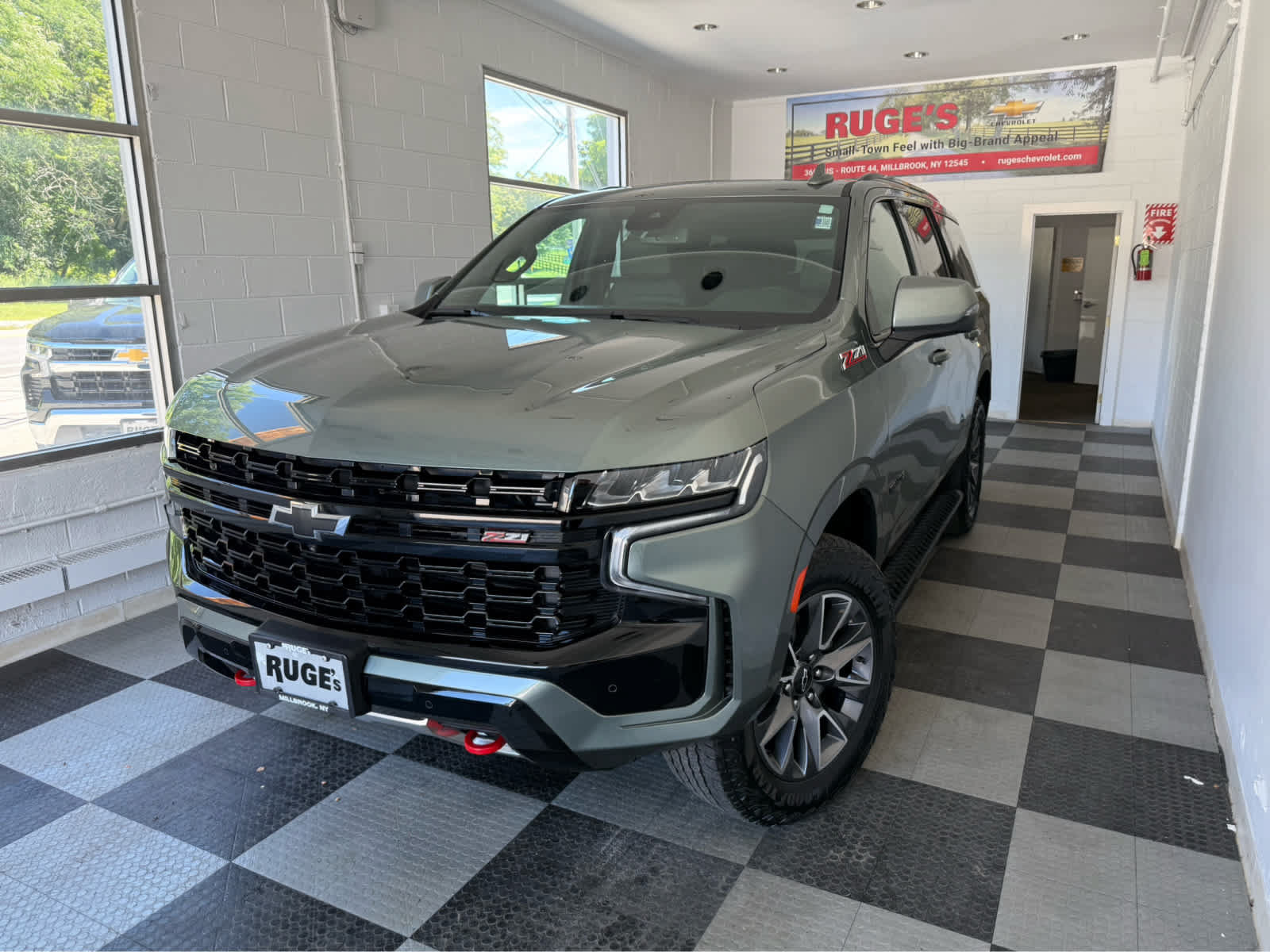 Used 2024 Chevrolet Tahoe Z71 w/ Luxury Package AWD/4WD image 2