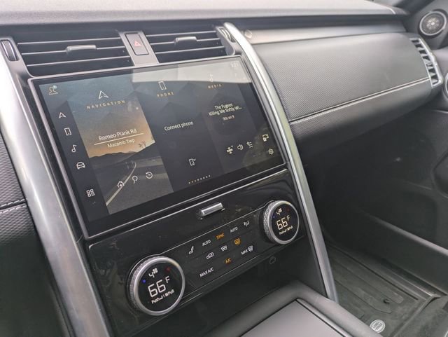 Used 2025 Land Rover Discovery Dynamic SE image 11