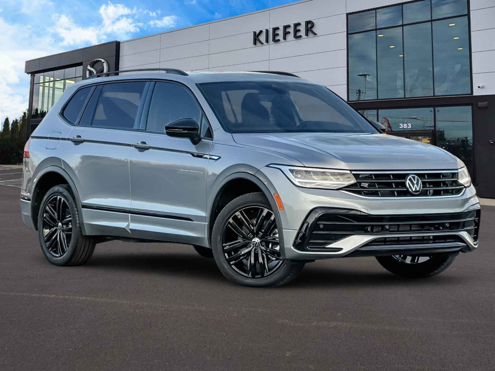 Used 2022 Volkswagen Tiguan SE R-Line image 2
