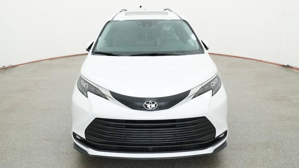 New 2026 Toyota Sienna XLE FWD image 2