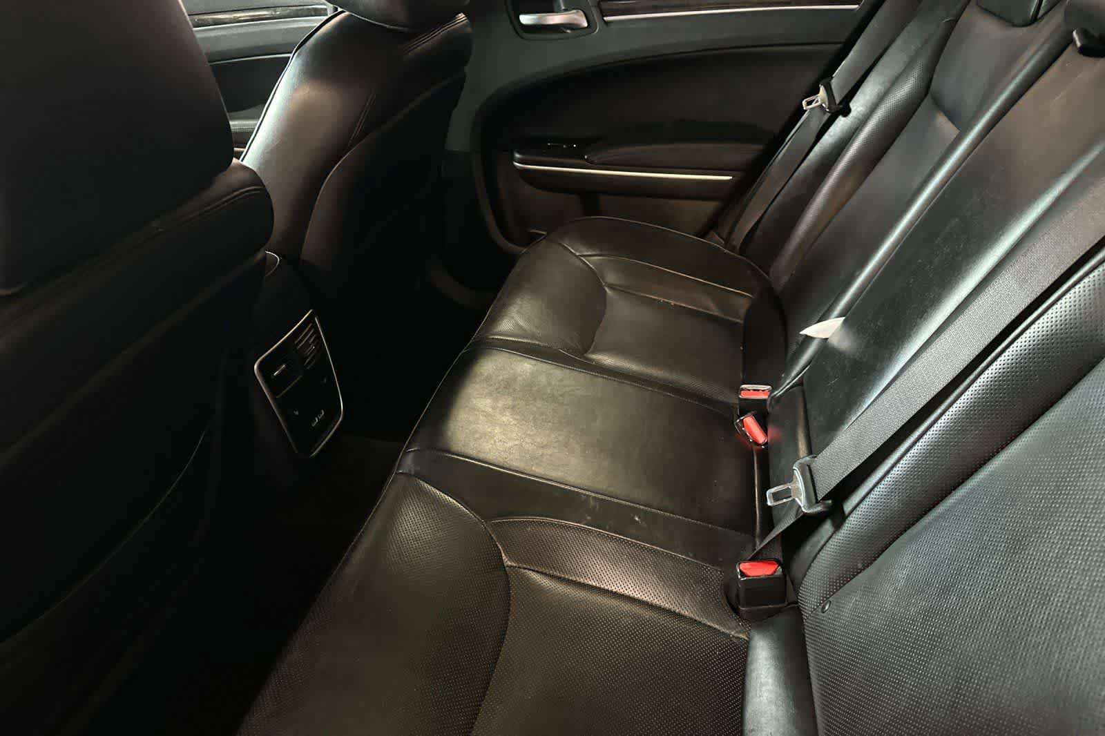 Used 2019 Chrysler 300 Limited RWD image 5