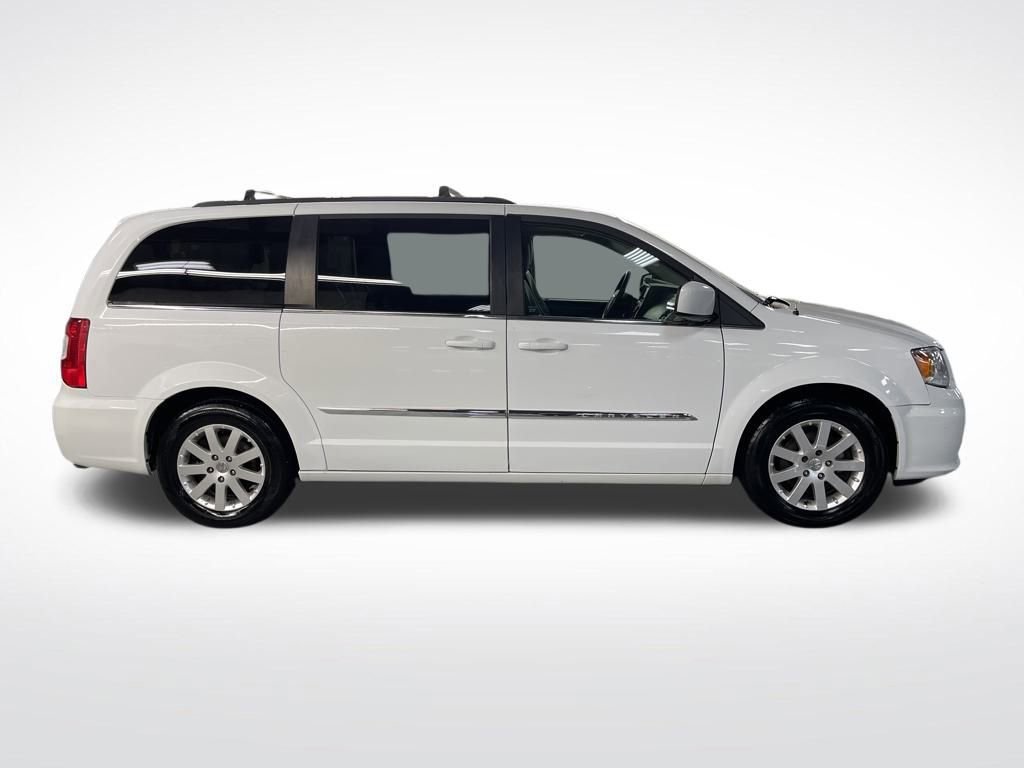 Used 2016 Chrysler Town & Country Touring image 7