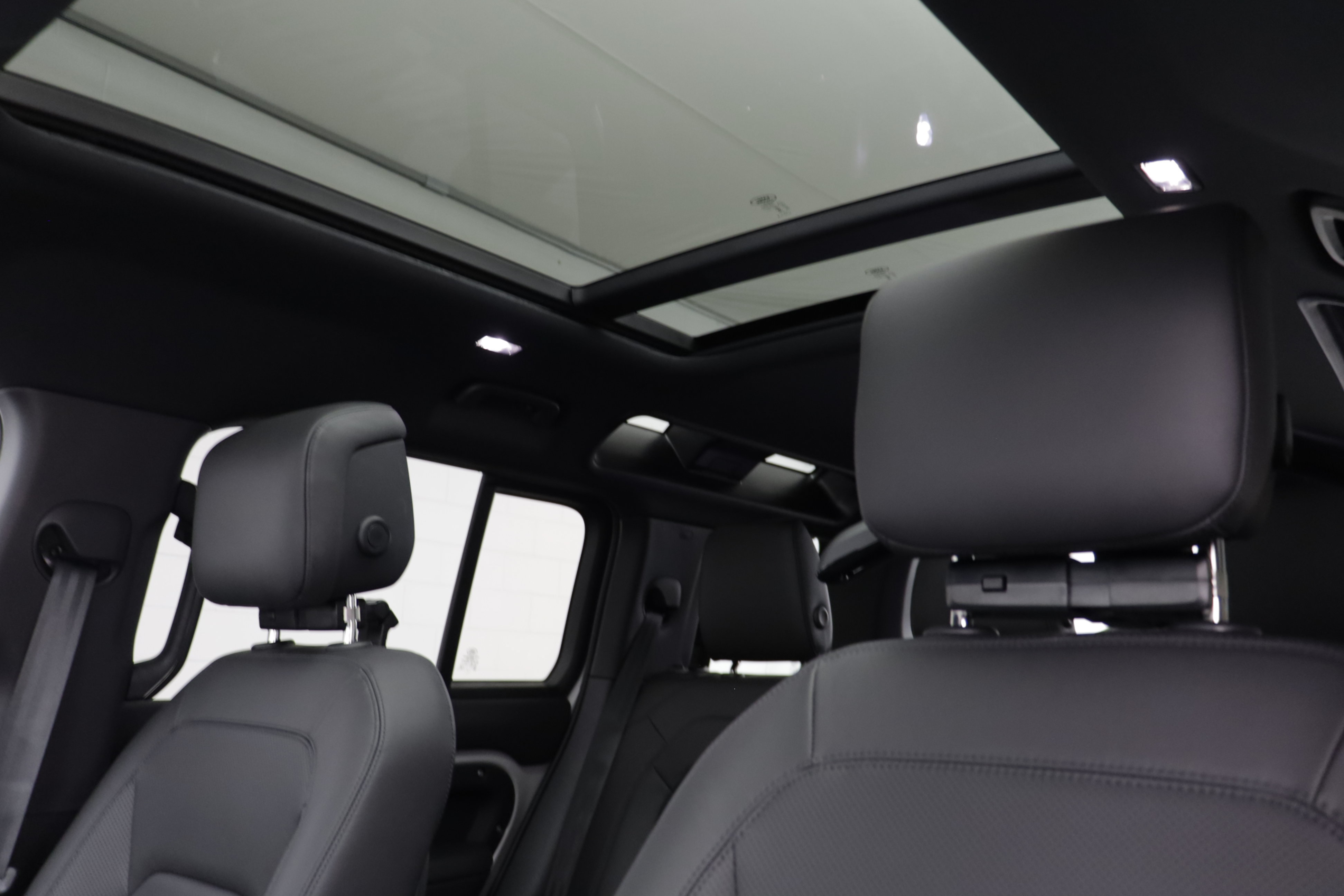 New 2026 Land Rover Defender 110 X-Dynamic SE AWD/4WD image 15
