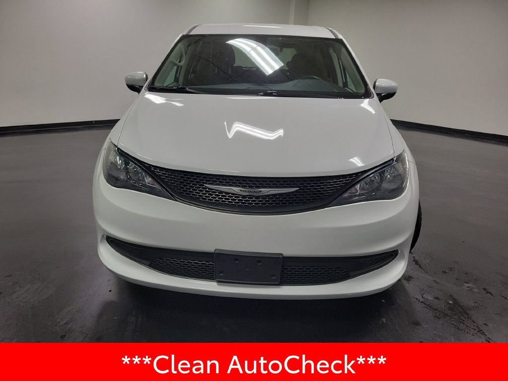Used 2022 Chrysler Voyager LX FWD image 3