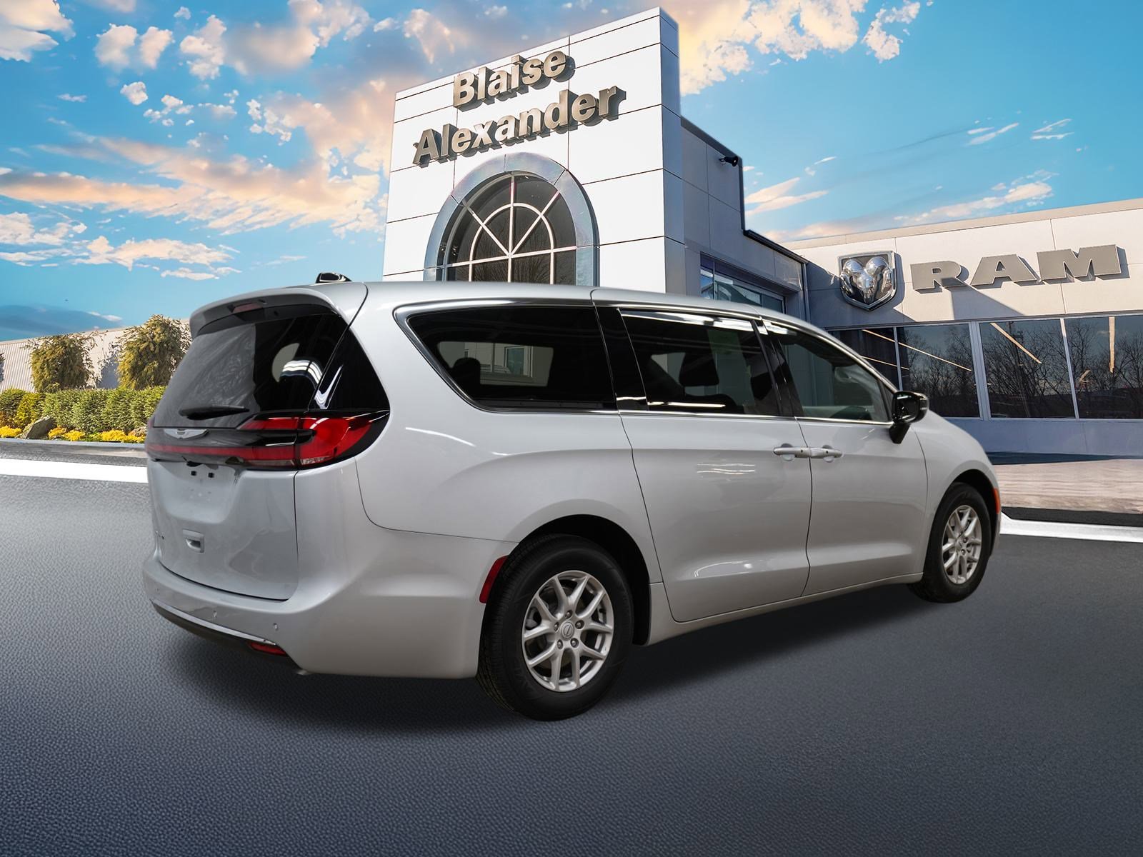 Used 2026 Chrysler Pacifica Select video 3