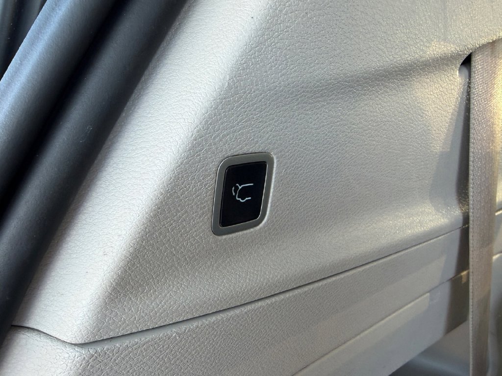 Used 2024 Chrysler Pacifica Touring-L FWD image 17