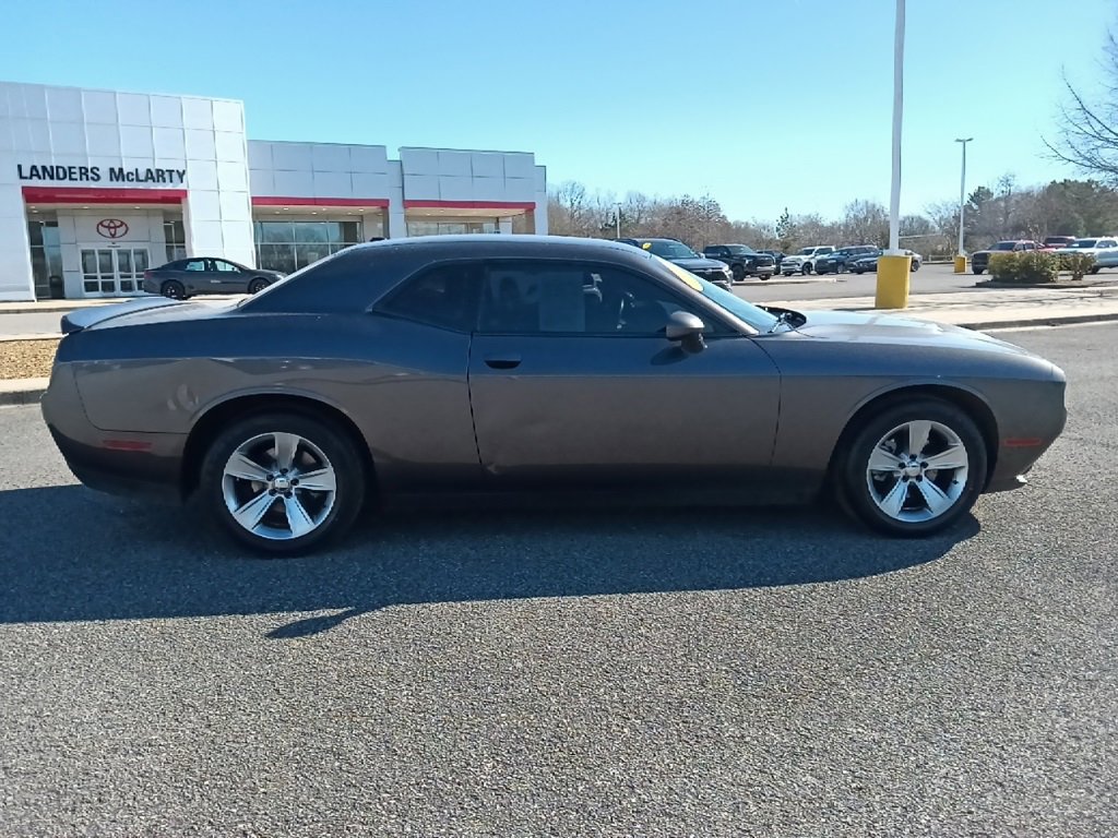 Used 2021 Dodge Challenger SXT image 2
