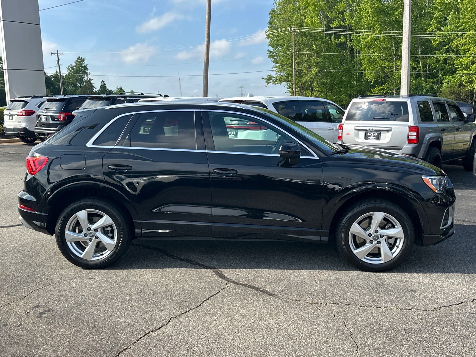 Used 2019 Audi Q3 2.0T Premium AWD/4WD image 2