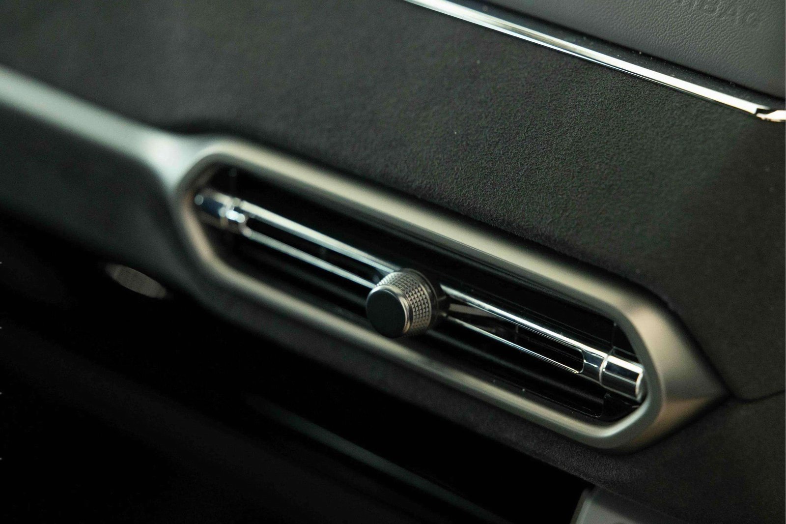 New 2025 Aston Martin V8 Vantage Coupe image 28