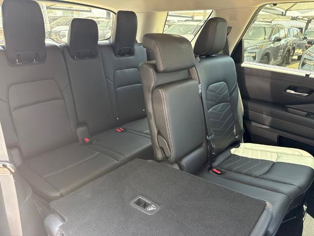 Certified 2025 Nissan Pathfinder Platinum w/ Cargo Package FWD image 27