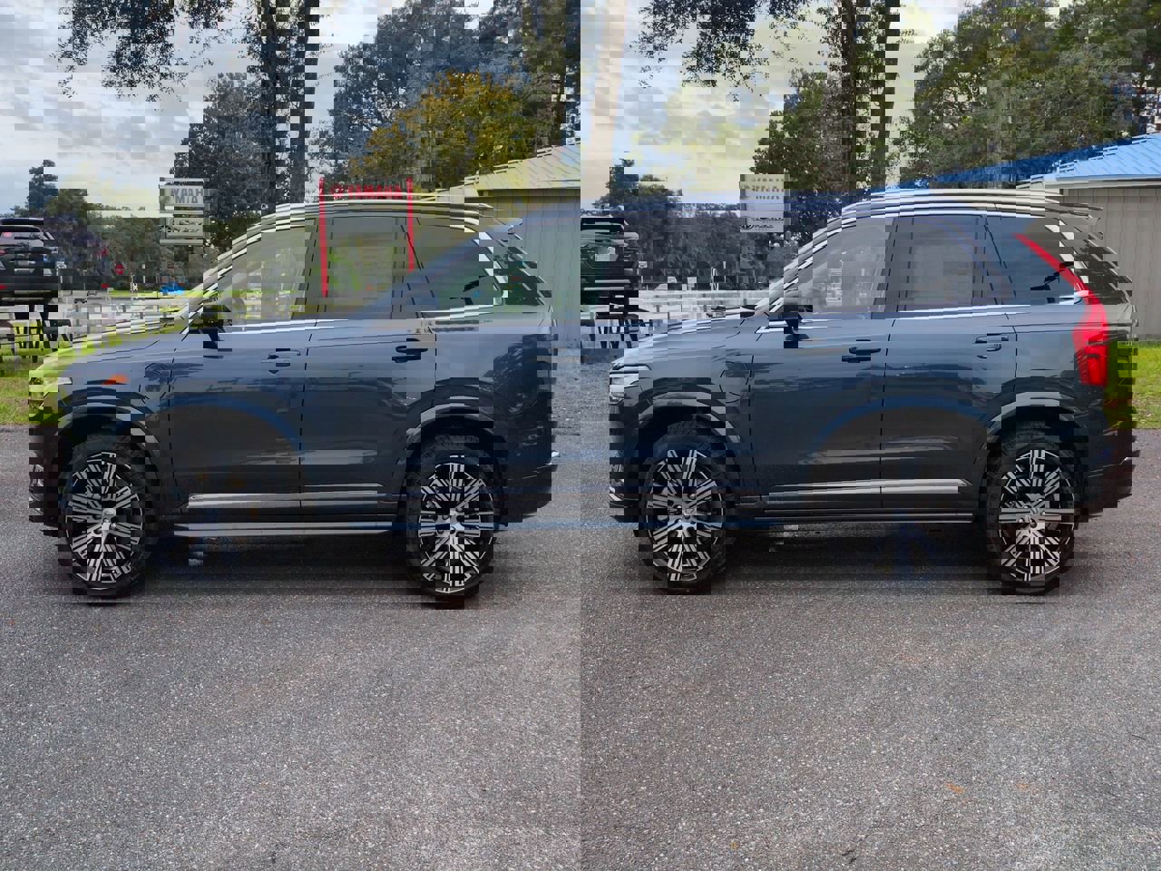 New 2025 Volvo XC90 T8 Plus w/ Protection Package Premier image 7