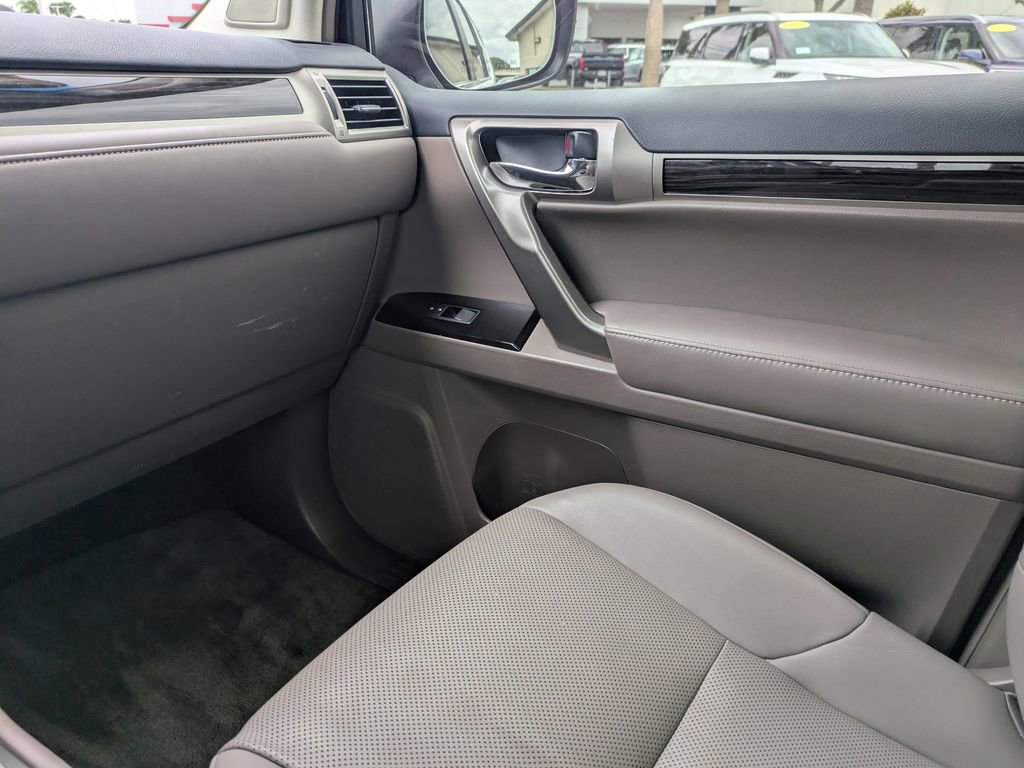 Used 2019 Lexus GX 460 w/ Navigation Package AWD/4WD image 16