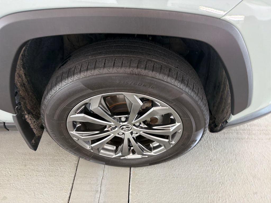 Used 2022 Toyota RAV4 XLE Premium AWD/4WD image 4