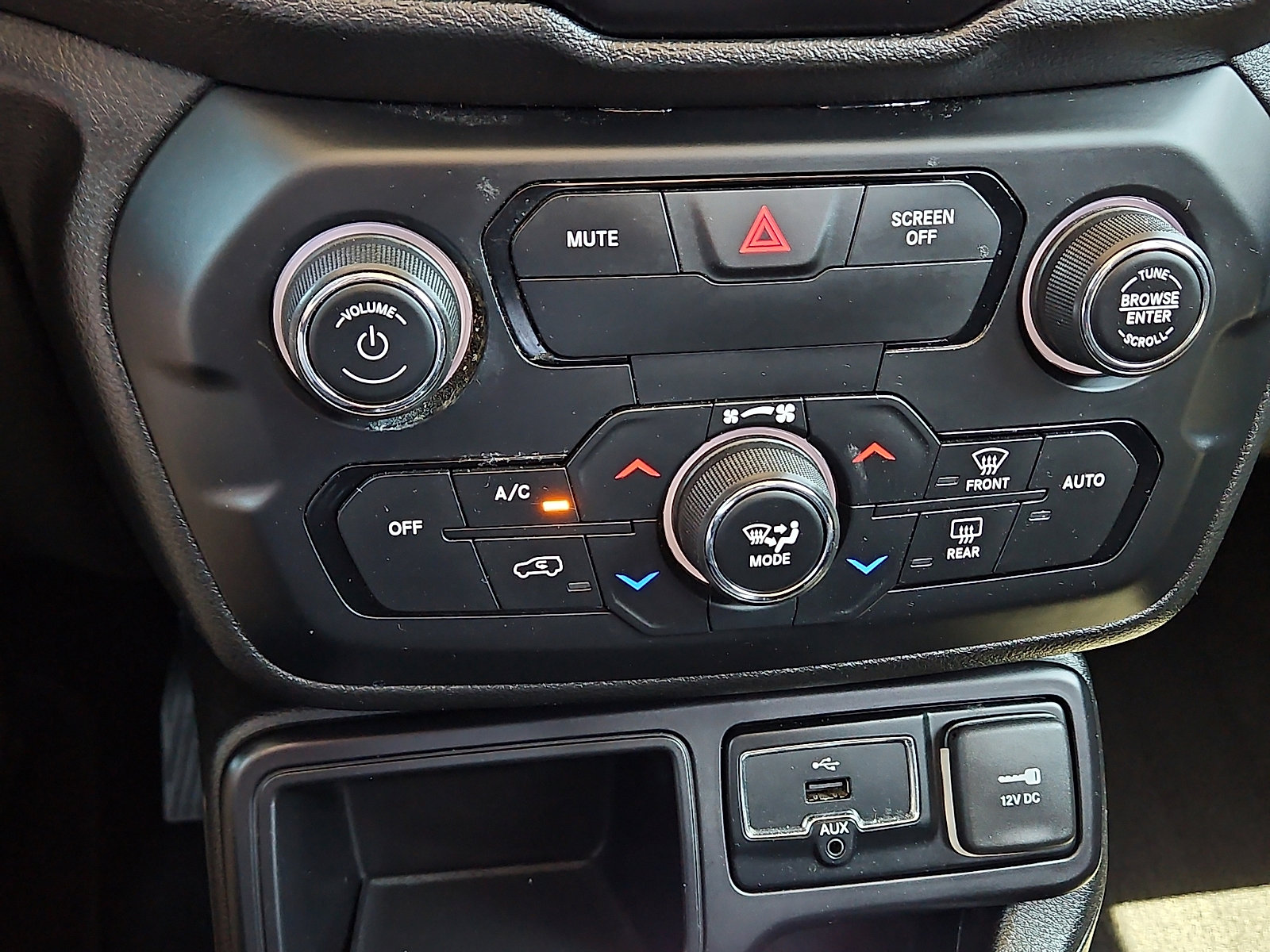 Used 2018 Jeep Renegade Latitude w/ UConnect 8.4 Nav Group image 13