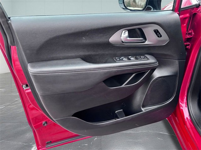 Used 2025 Chrysler Pacifica Select image 12