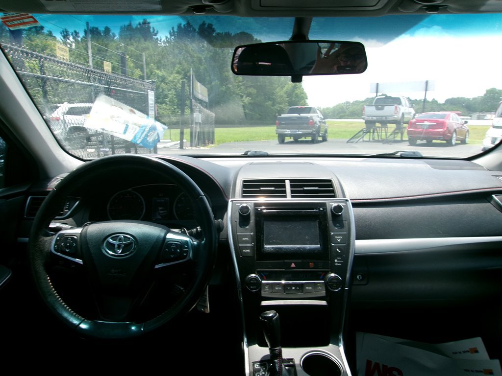 Used 2015 Toyota Camry SE image 19