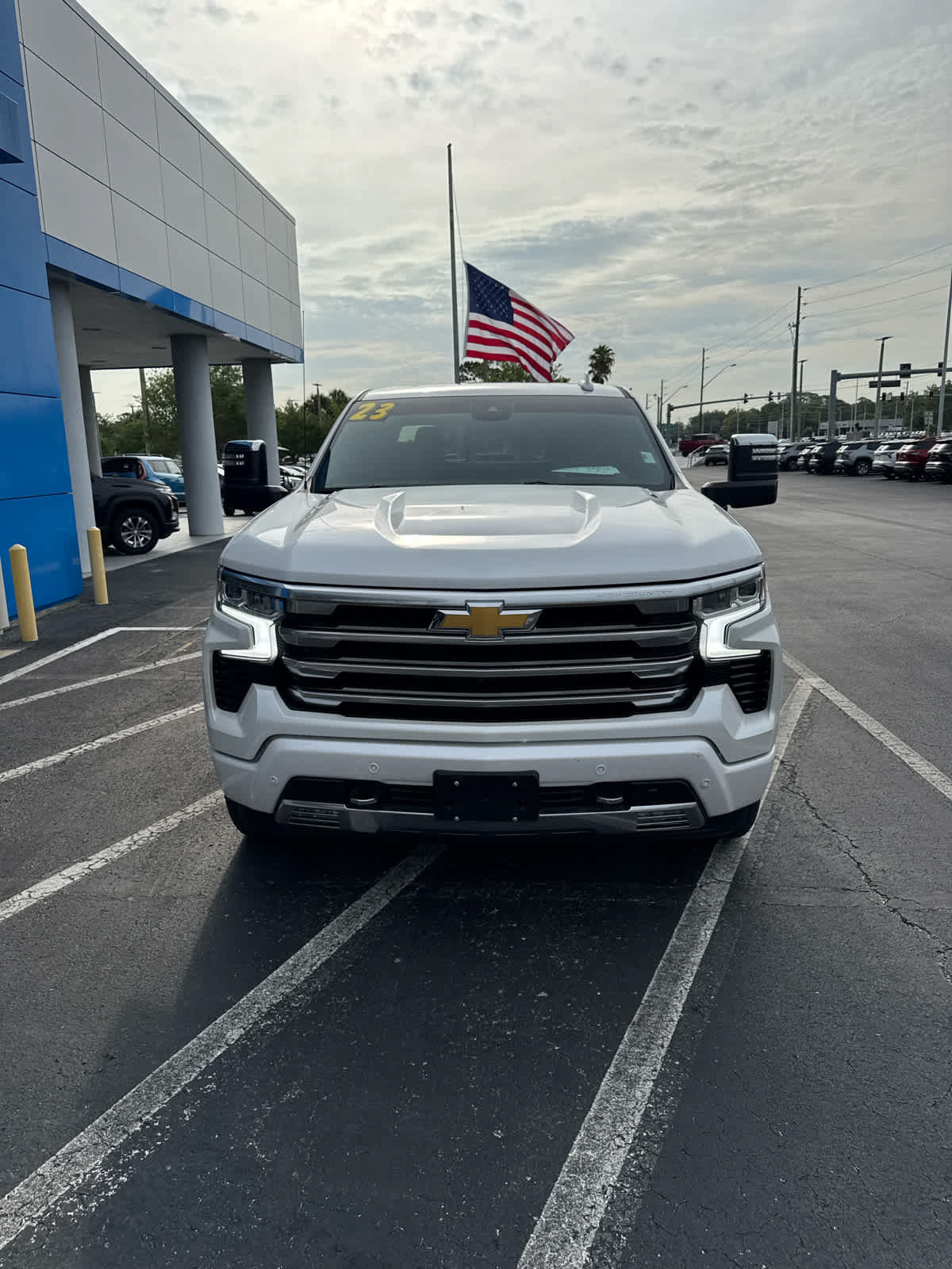 Used 2023 Chevrolet Silverado 1500 High Country w/ High Country Premium Package AWD/4WD image 5
