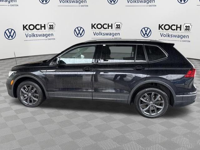 Used 2023 Volkswagen Tiguan SE w/ Panoramic Sunroof Package image 4