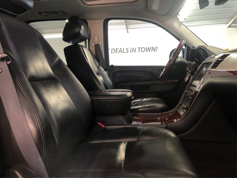 Used 2011 Cadillac Escalade ESV Premium AWD/4WD image 9