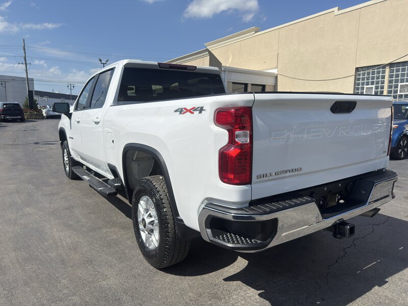 Used 2022 Chevrolet Silverado 2500 LT AWD/4WD image 4