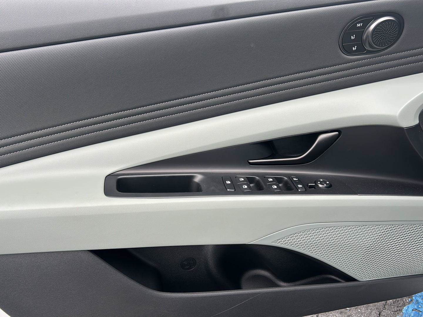 Certified 2025 Hyundai Elantra Limited FWD image 12