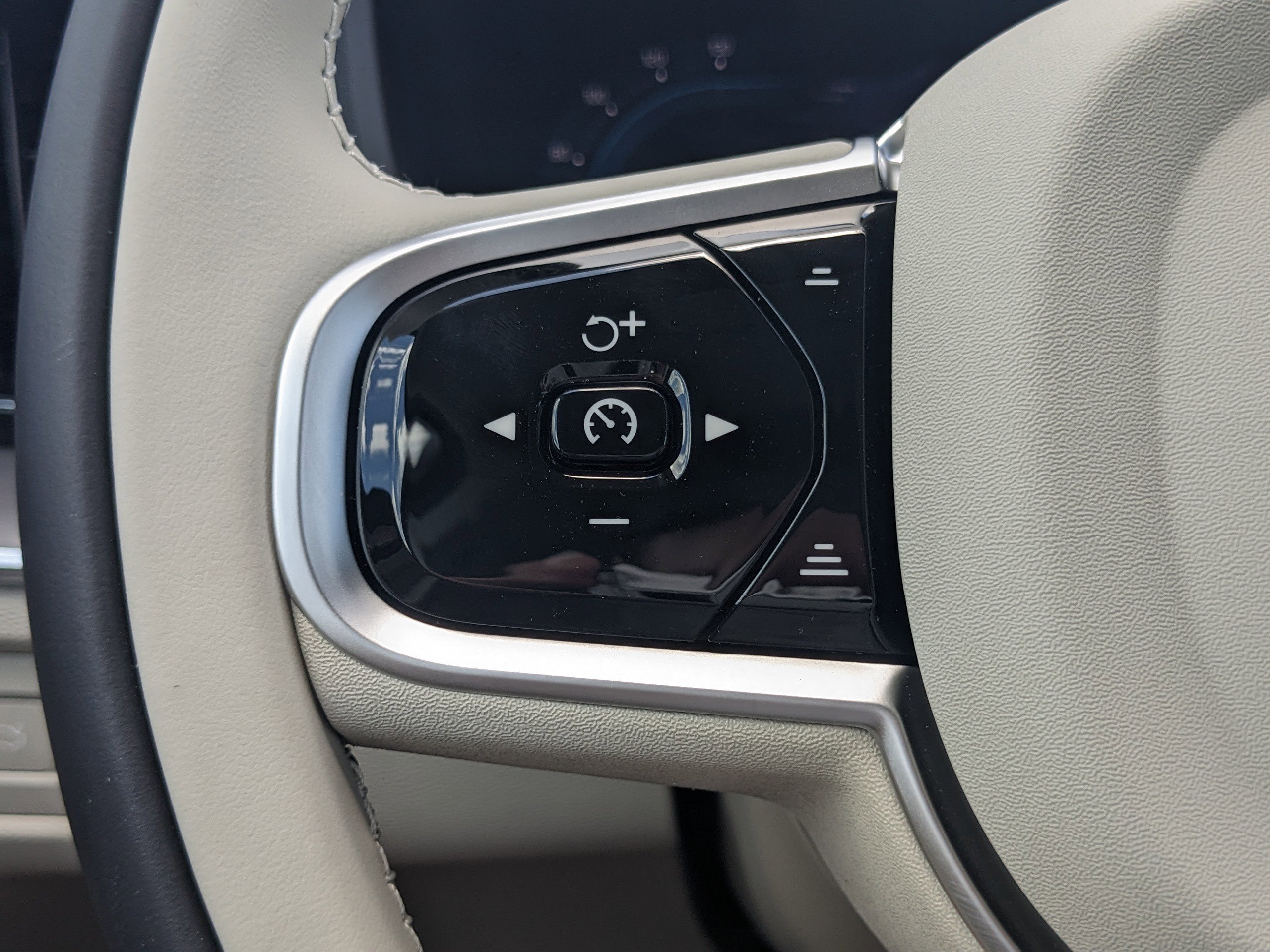 New 2025 Volvo XC60 T8 Core image 24