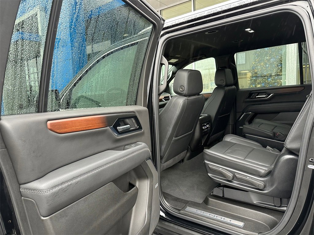 Used 2025 GMC Yukon XL Denali image 16