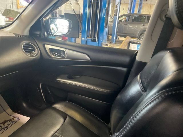 Used 2019 Nissan Pathfinder SL AWD/4WD image 18