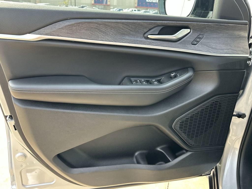 Used 2024 Jeep Grand Cherokee L Limited w/ Luxury Tech Group II image 23