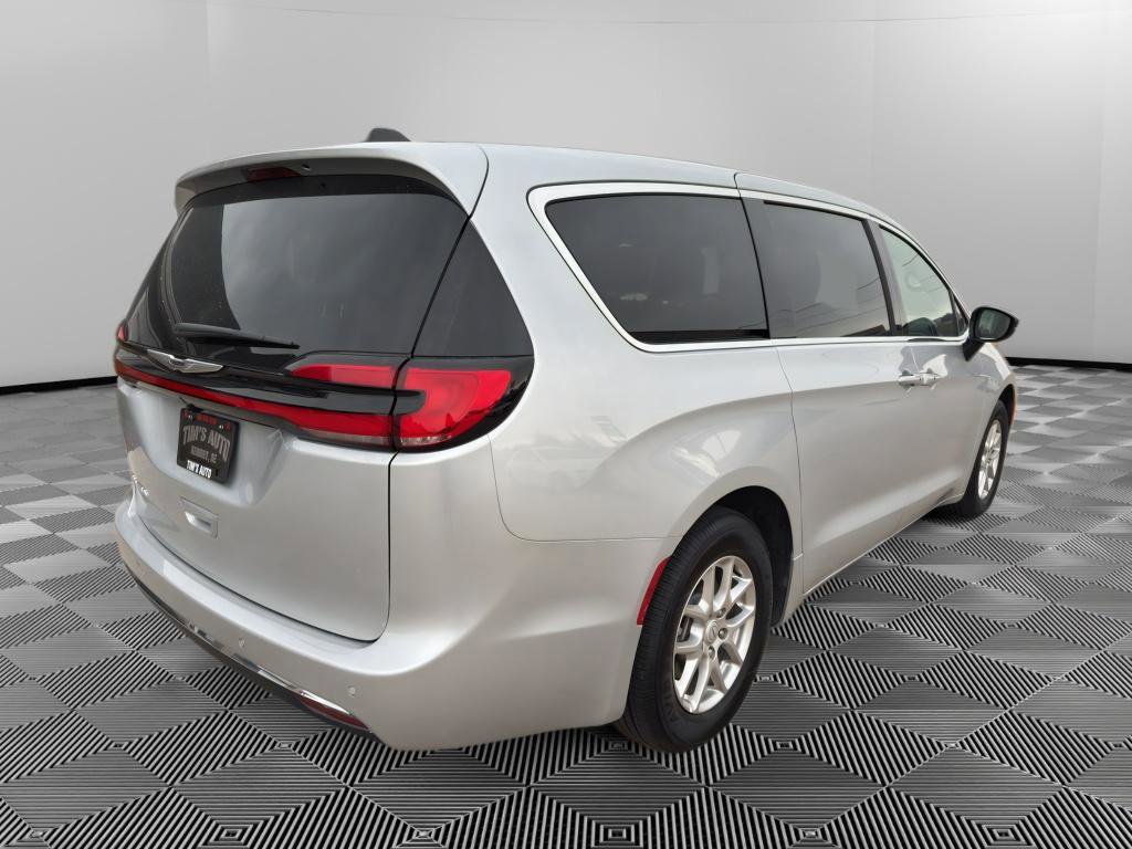 Used 2026 Chrysler Pacifica Select image 3
