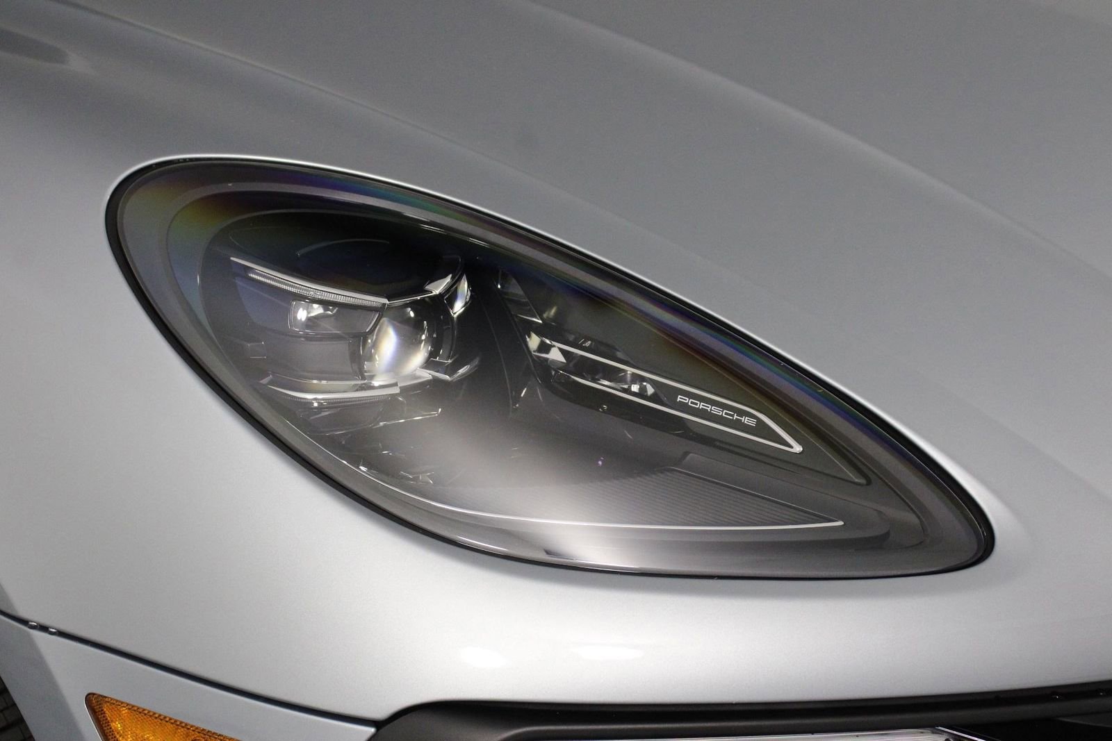 Certified 2025 Porsche Macan image 28