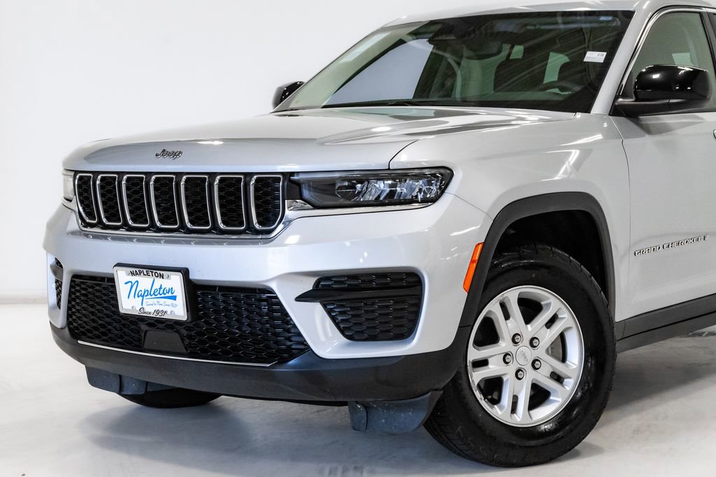 Certified 2024 Jeep Grand Cherokee Laredo AWD/4WD image 2