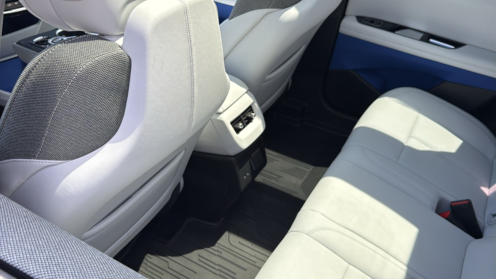 New 2025 Cadillac Optiq Sport 1 w/ LPO, Floor Liner Package AWD/4WD image 30