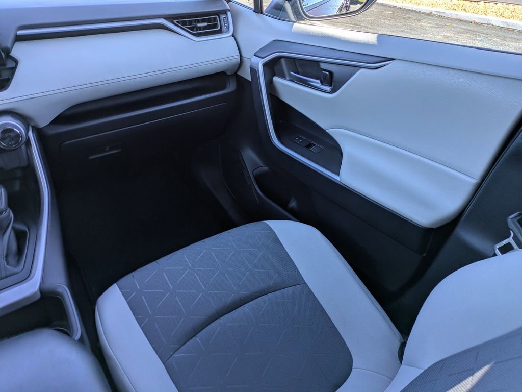 Used 2022 Toyota RAV4 XLE w/ Convenience Package image 18