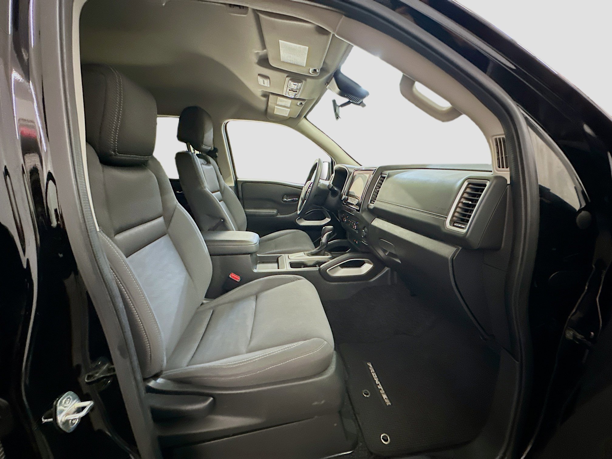 Used 2023 Nissan Frontier SV image 31