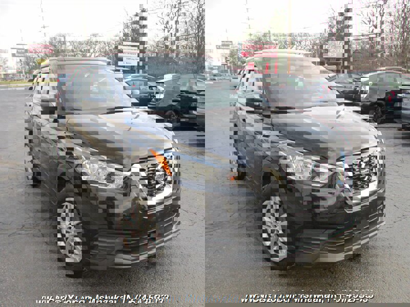 Used 2020 Nissan Kicks S image 1