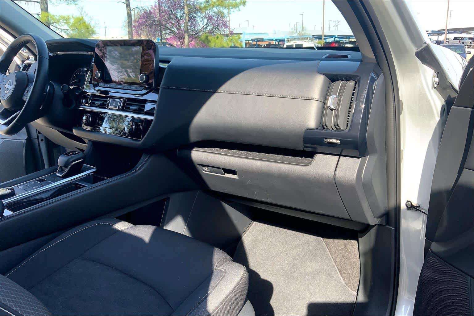 Used 2025 Nissan Pathfinder SV image 19