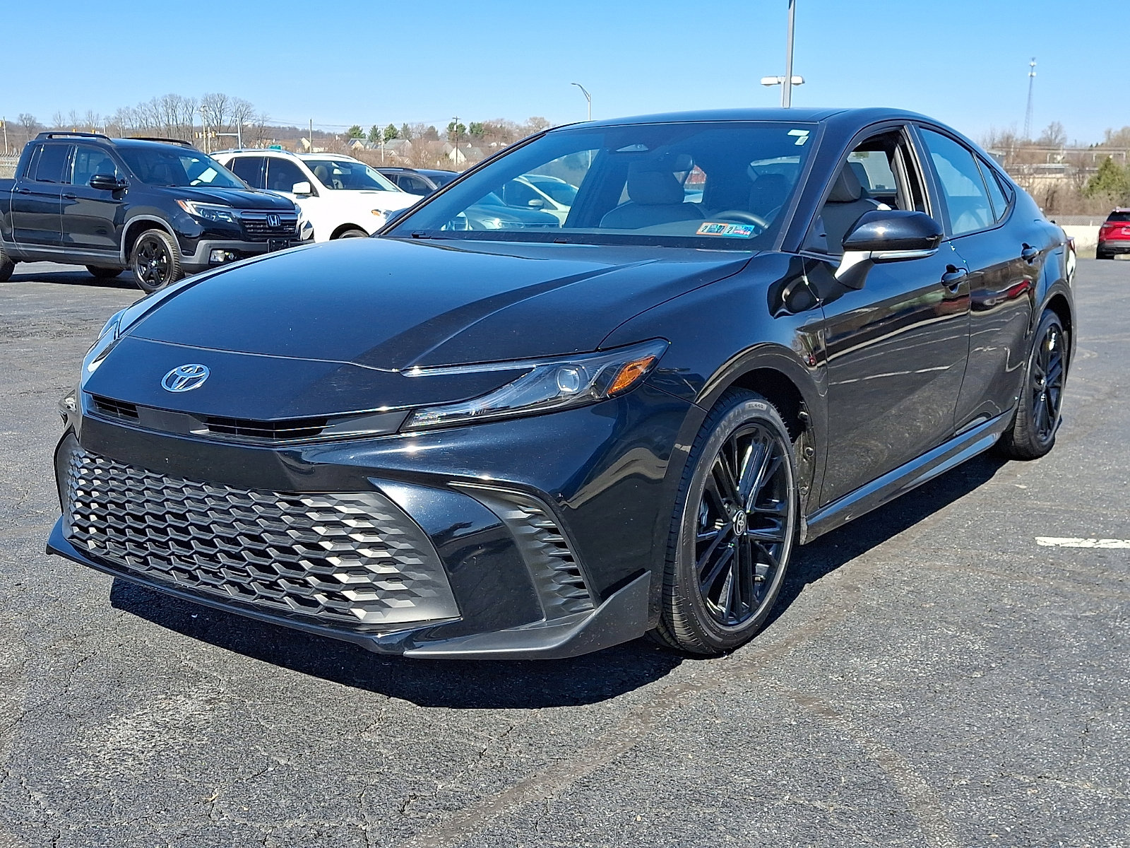 Used 2025 Toyota Camry SE image 3