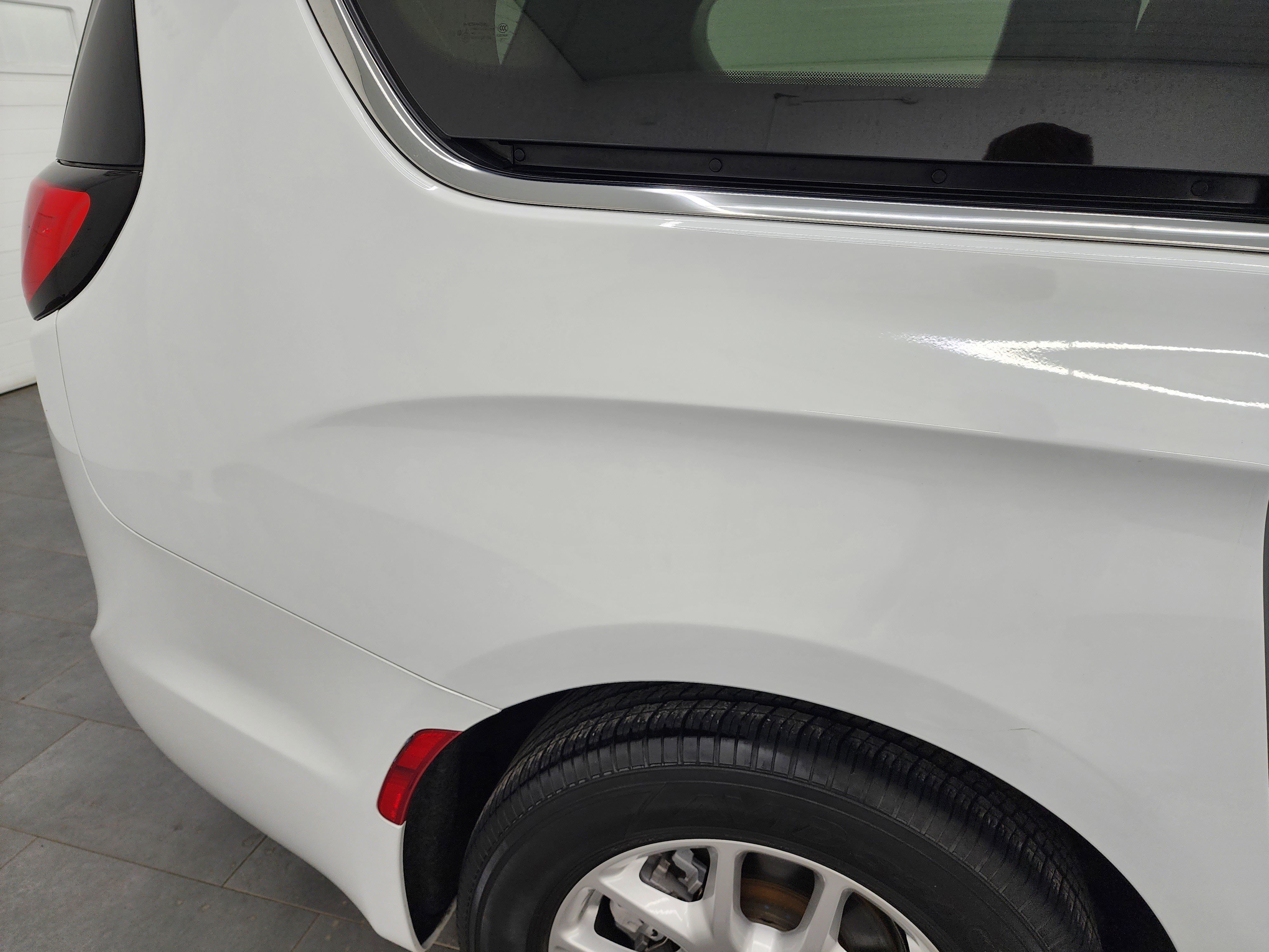 Used 2024 Chrysler Pacifica Touring-L FWD image 25