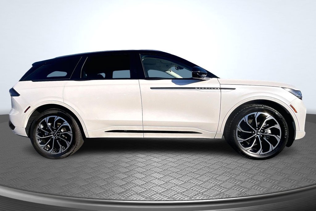 Used 2026 Lincoln Nautilus Reserve AWD/4WD image 4