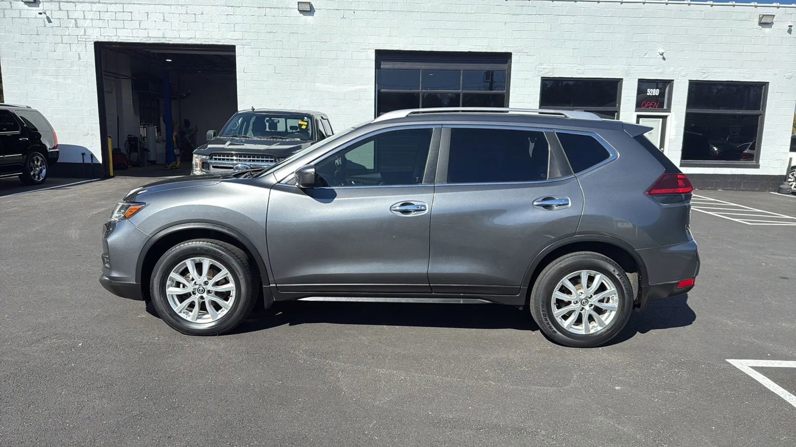 Used 2020 Nissan Rogue SV image 4