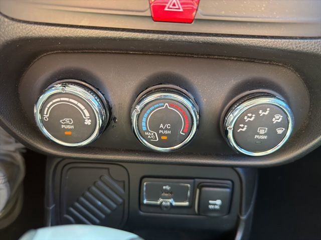 Used 2016 Jeep Renegade Latitude image 24