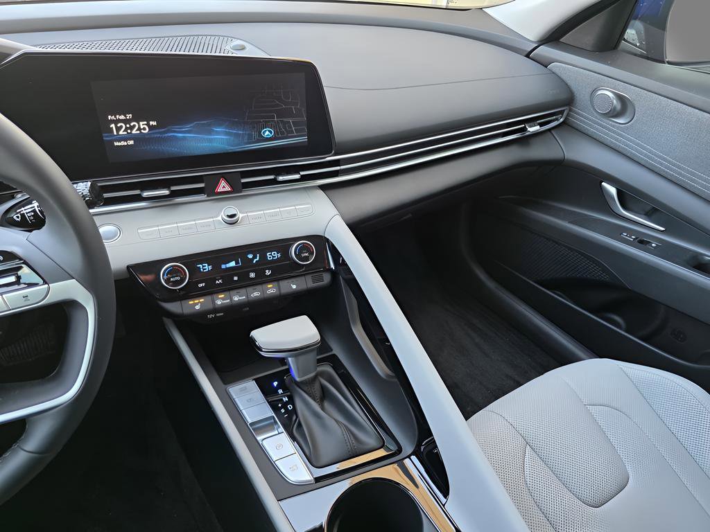 Certified 2025 Hyundai Elantra Limited image 30