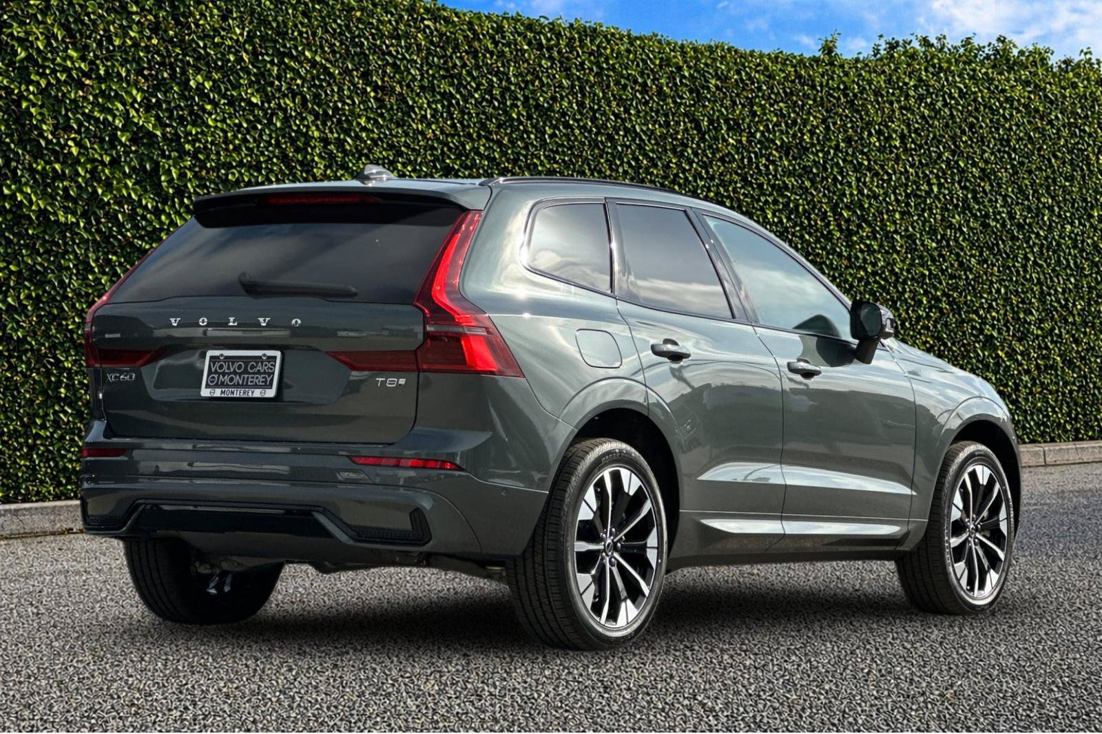 New 2026 Volvo XC60 T8 Plus w/ Climate Package PRO AWD/4WD image 6